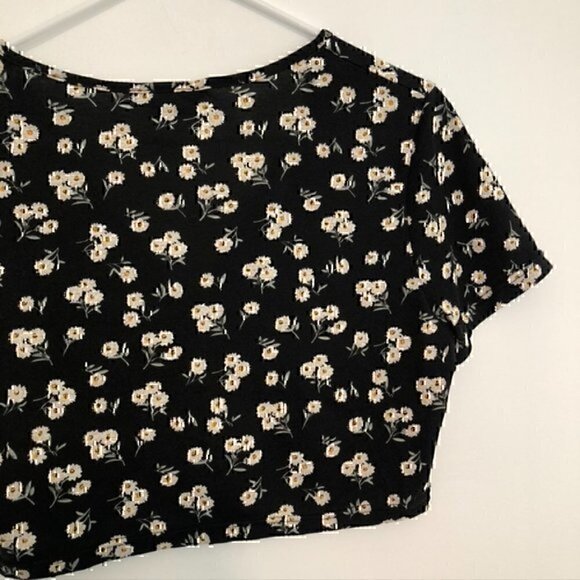 SHEIN Quite Ditsy Floral Print Surplice Neck Crop Top Tee Black White Daisy 12 - Picture 12 of 12